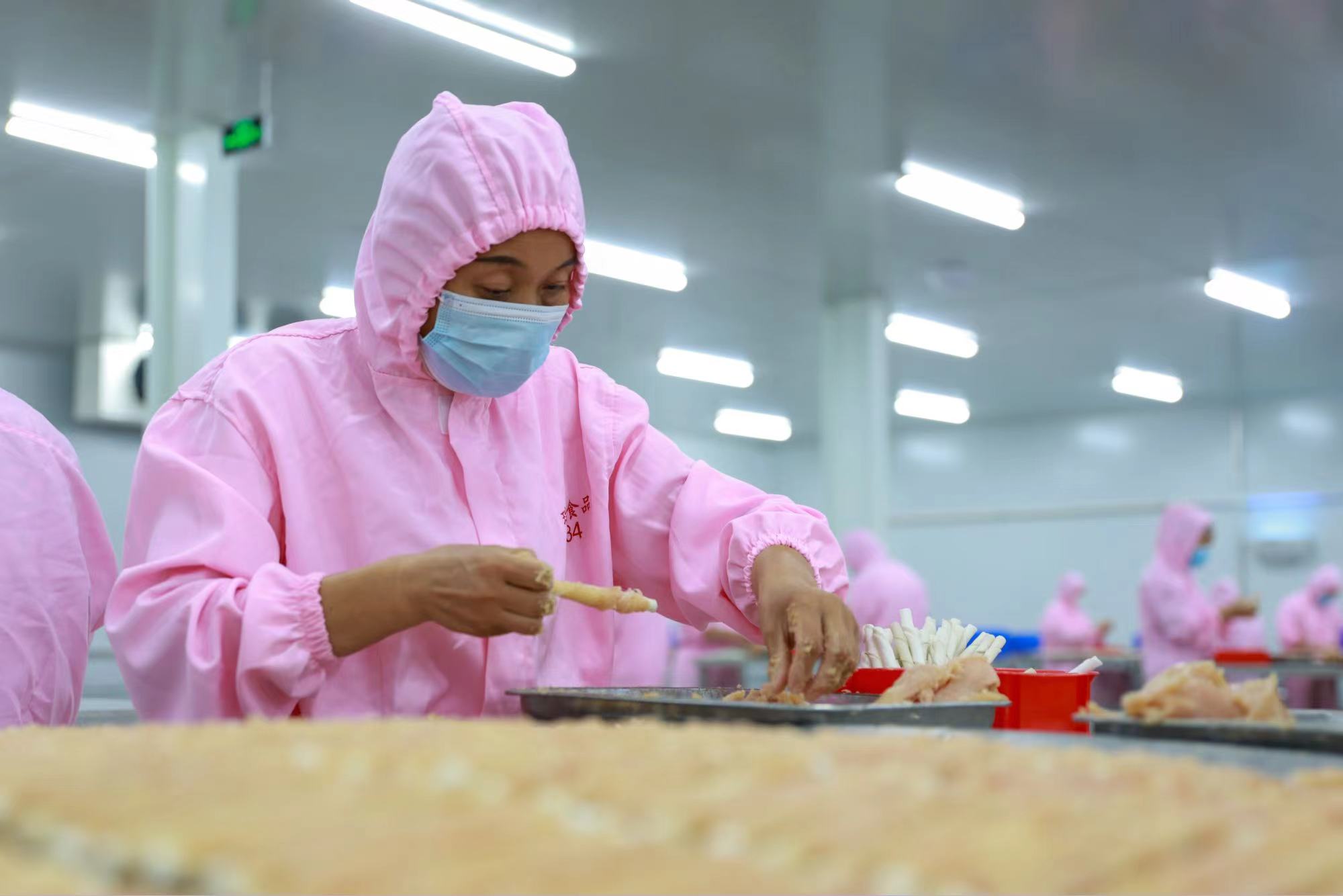 人民网专访报道我厂海外订单生产场景