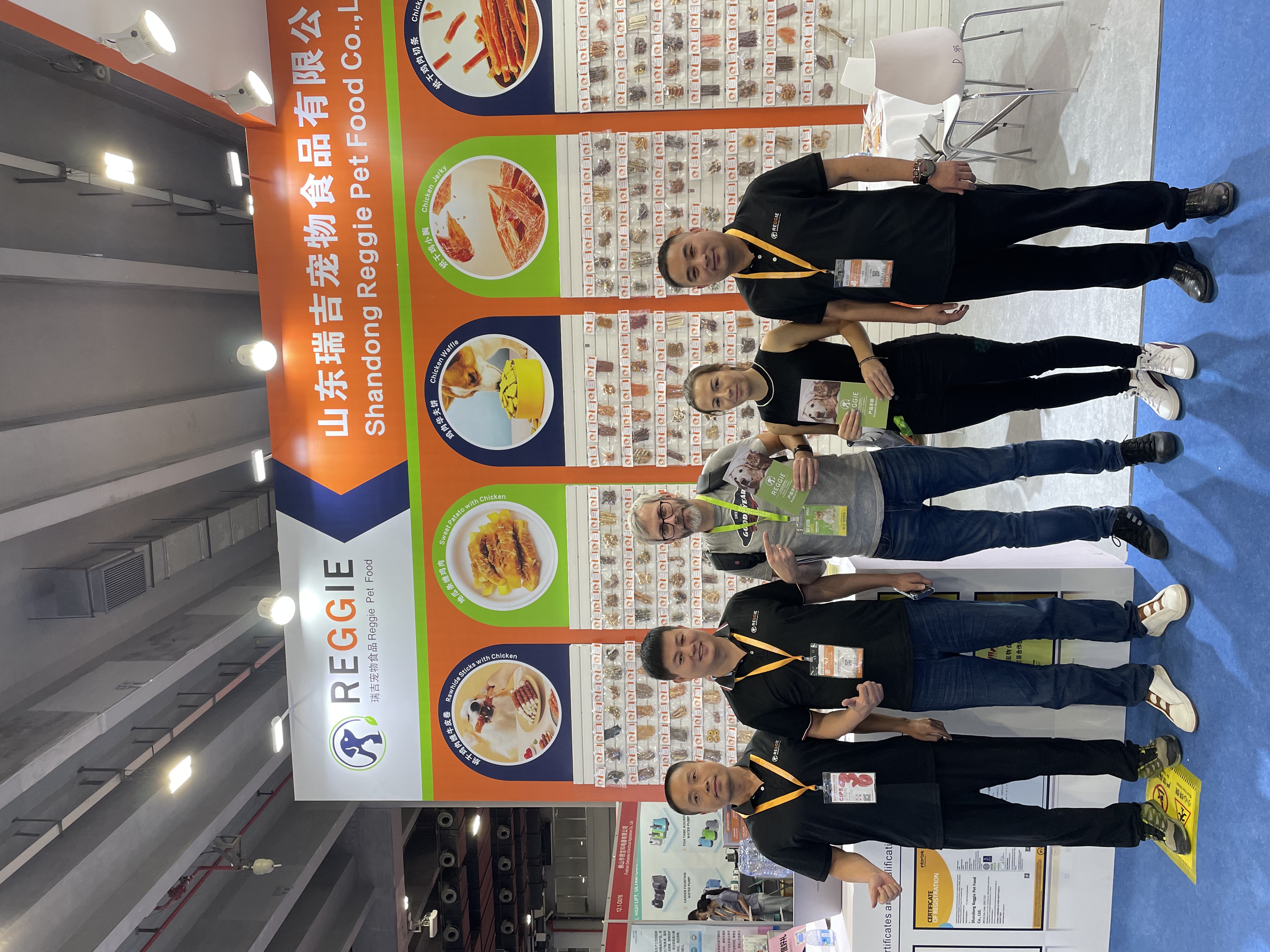 波兰客商在CIPS展上与我厂人员洽谈意向产品