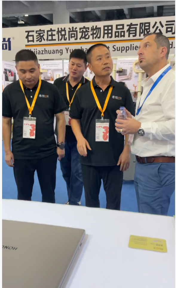 法国客户在CIPS展会现场与我厂进行深入的交流