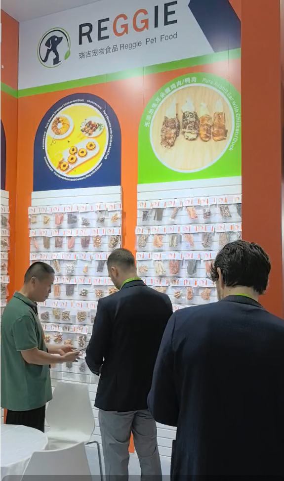 专注肉干类宠物零食产品的瑞吉宠物在CIPS展会上热情接洽欧美客户