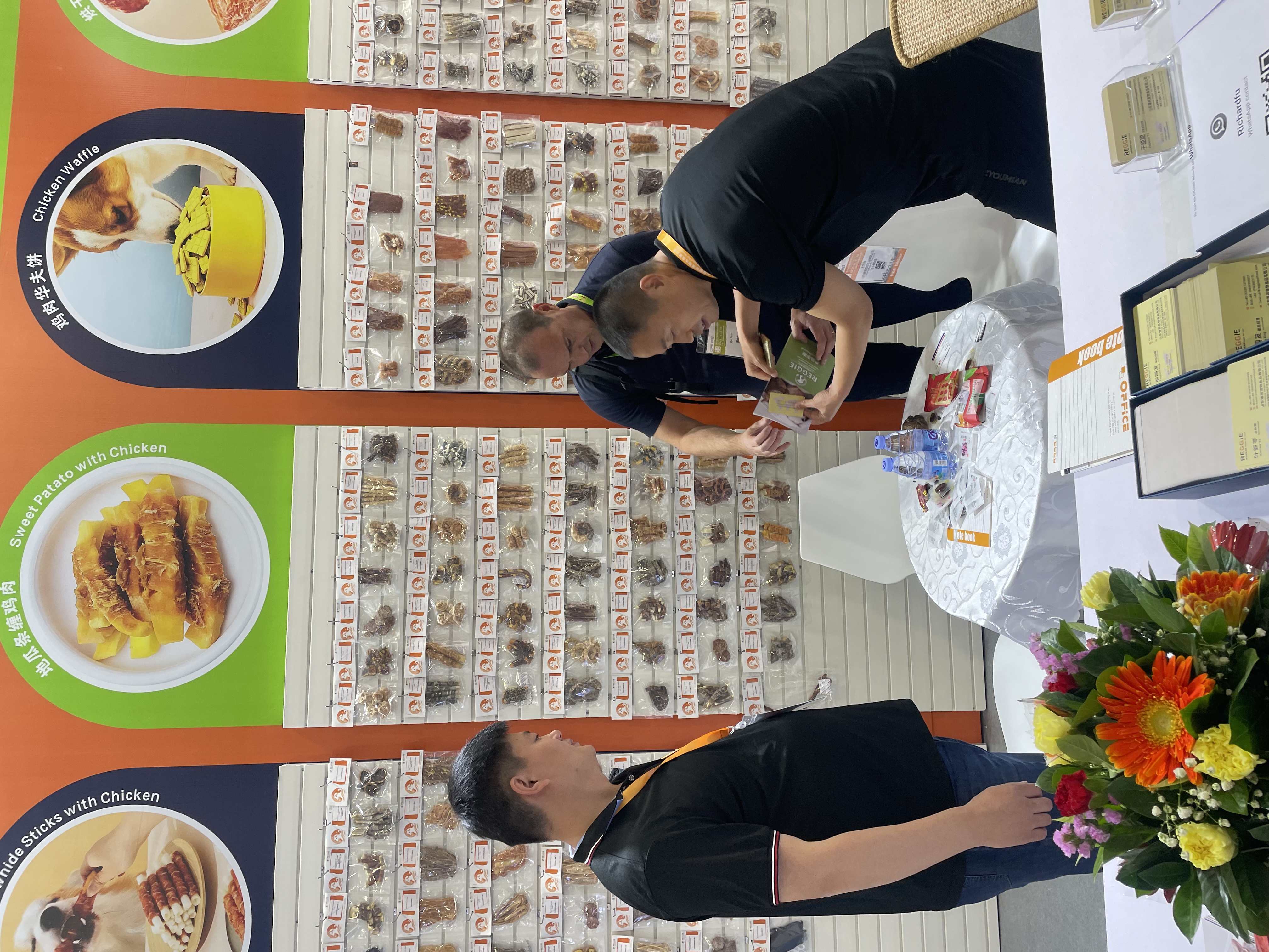 展会现场葡萄牙客户挑选洽谈我厂多款零食产品