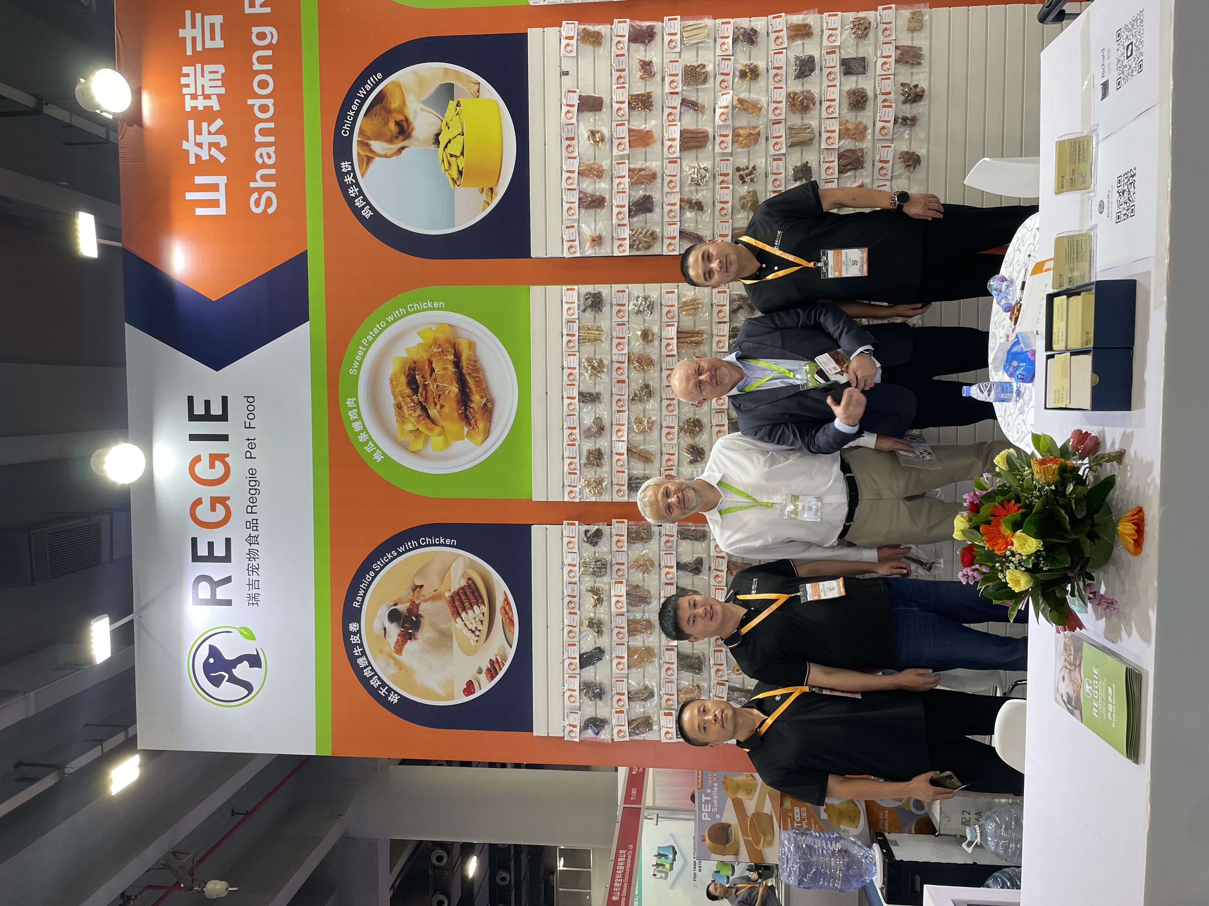 我厂人员与波兰品牌商CIPS展上商谈合作的意向产品